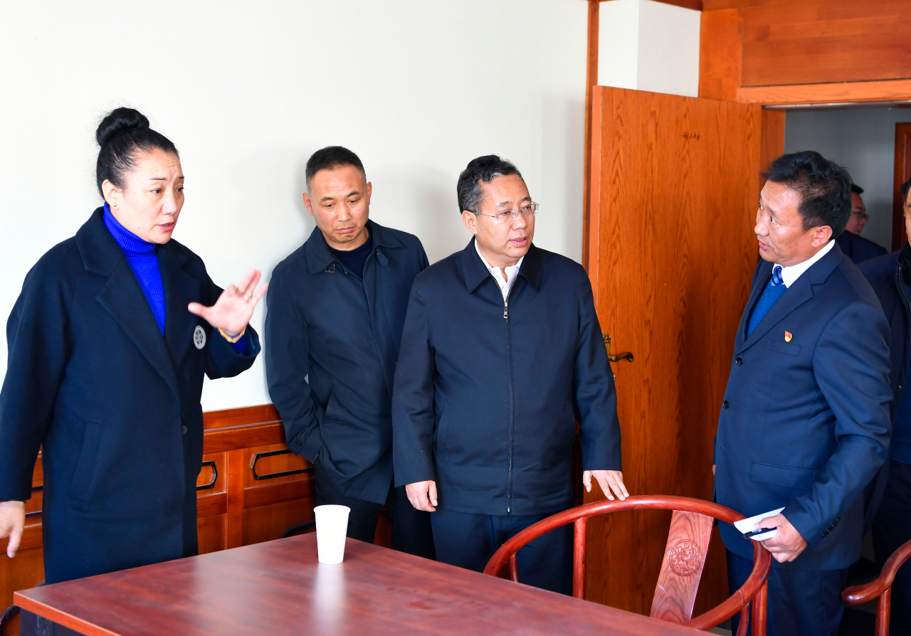 普布顿珠与拉萨离退休干部职工共迎新春